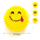 Gelber stacheliger Haustierspielzeugball mit lachendem Emoji-Gesicht und herausgestreckter Zunge, 7 cm Durchmesser, gezeigt mit drei Emoji-Variationen.