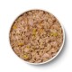 Een witte kom gevuld met een chunky, vochtige huisdiervoedingsmix met stukjes vlees, groenten en granen.