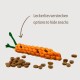 Ein geflochtenes orangenes Haustierspielzeug in Form einer Karotte, mit grünen Enden, umgeben von kleinen braunen Kibble-Stücken; der Text lautet "Optionen zum Verstecken von Snacks."