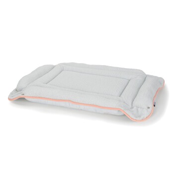 Miękka, prostokątna poduszka dla zwierząt w jasnoszarym kolorze z pluszową teksturą i koralowym wykończeniem, zaprojektowana dla komfortu i stylu.