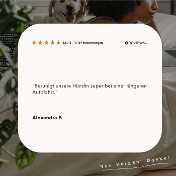 Glücklicher Hund mit herausgestreckter Zunge, 4,8/5 Sterne Bewertung, 7.191 Bewertungen. Text: "Beruhigt unsere Hündin super bei einer längeren Autofahrt." - Alexandra P.