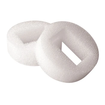 Zwei weiße Schaumstoff-Haustierpflegewerkzeuge, eines rund und eines rechteckig, auf einem schlichten Hintergrund präsentiert.