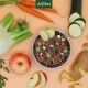Schüssel mit Haustierfutter mit gemischtem Gemüse und Apfelscheiben, umgeben von frischen Karotten, Zucchini und einem Apfel, mit dem "AniForte"-Logo oben.