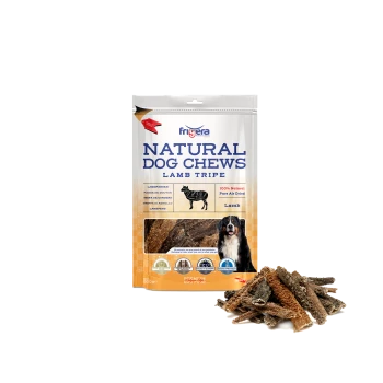 Opakowanie Natural Dog Chews Lamb Tripe z psem na froncie, z tekstem mówiącym "100% Natural Pure Air Dried" oraz różnymi certyfikatami.