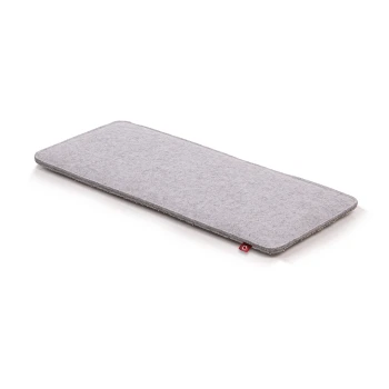 Graue Haustierbettmatte mit einem einfachen rechteckigen Design, mit einer subtilen Textur und einem kleinen roten Etikett in einer Ecke.