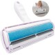 Haustierhaareentferner-Roller mit einem blauen Kleberoller und einem weißen Griff, mit einer Nahaufnahme seiner Verwendung auf Stoff.