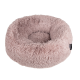 Fluffiges, rundes Haustierbett in sanftem Rosa, mit einer plüschigen Textur und einem kleinen Etikett an der Seite.