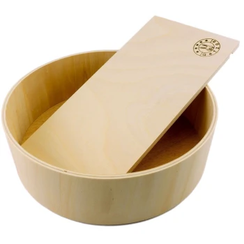 Sandbad (eckiger Deckel) S Ein runder Holzbehälter zur Aufbewahrung von Haustierfutter mit einem Schiebedeckel, mit einer natürlichen Oberfläche und einem auf dem Deckel gestempelten Logo.