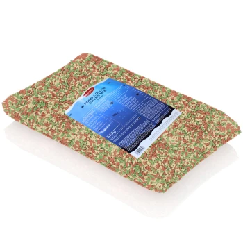 Bunte Fischfuttersticks in einer Tüte, mit einem blauen Etikett, das Nährwertinformationen und Fütterungshinweise enthält.