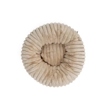 Rundes beiges Plüsch-Haustierbett mit gerippter Textur, entworfen für kleine Hunde oder Katzen.