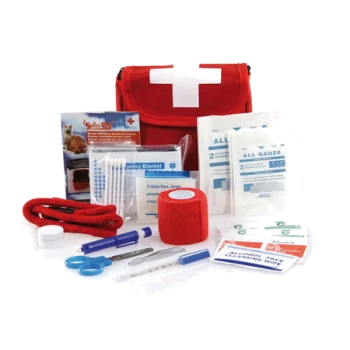 Ein Erste-Hilfe-Set für Haustiere mit einer roten Tasche mit einem weißen Kreuz, das Mullbinden, eine Decke, Scheren, ein Thermometer und Verbände enthält.