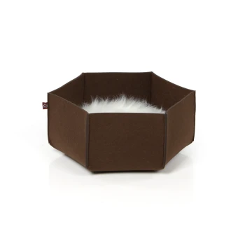 Braunes achteckiges Haustierbett mit einer weichen weißen Fellauskleidung, vor einem weißen Hintergrund.