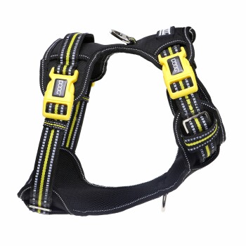 Schwarzes Hundegeschirr mit gelben Akzenten und reflektierenden Streifen, mit verstellbaren Schnallen und einem Metall-D-Ring zur Leinenbefestigung.