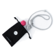 Ein schwarzer Beutel mit Kordelzug mit einem Logo, der zwei bunte Knoten-Spielzeuge (eins pink, eins grau) und ein graues Seilspielzeug enthält, auf einem weißen Hintergrund.