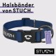 Blaues Hundehalsband von STUCH mit einer schwarzen Schnalle, mit einem Anhänger, der "PETA Approved Vegan" liest.