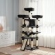 Ein stilvoller Katzenbaum in Schwarz und Creme mit zwei Katzen, eine sitzt auf einer oberen Plattform und die andere spielt auf einer unteren Ebene, in einem hellen Raum.