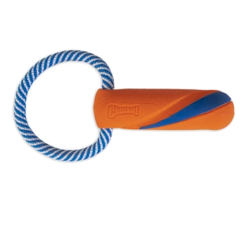 Jouet pour chien Chuckit! orange et bleu avec une poignée en boucle de corde bleue et blanche sur fond blanc.