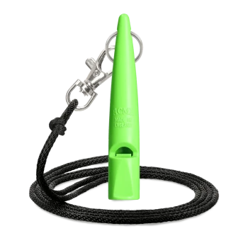 Grüne ACME Hundepfeife mit schwarzem Halsband und Metallclip, hergestellt in England.
