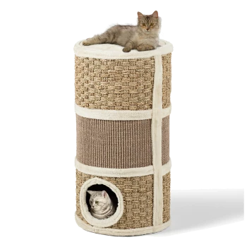 Ein hoher, geflochtener Katzenbaum mit einer flauschigen oberen Liegefläche, auf der eine braune getigerte Katze ruht, und einem gemütlichen Versteck, aus dem eine weiße Katze herausblickt.