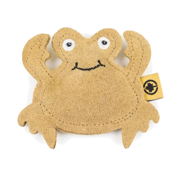 Ein plüschiger Froschspielzeug in tanfarbener Farbe mit einem lächelnden Gesicht, großen Augen und ausgestreckten Armen, mit einem gelben Etikett an der Seite.