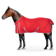 Ein braunes Pferd, das eine leuchtend rote Decke mit grauem Rand und Schnallen trägt, vor einem weißen Hintergrund stehend.