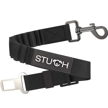 Schwarzer Haustier-Sicherheitsgurt mit einem stabilen Clip und einem Logo-Patch, auf dem "STUCH" steht.