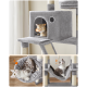 Ein gemütlicher grauer Katzenbaum mit einer schlafenden orangefarbenen Katze in einem Versteck, einer entspannten grauen Katze in einer Hängematte und einer verspielten weißen Katze auf einem Regal.