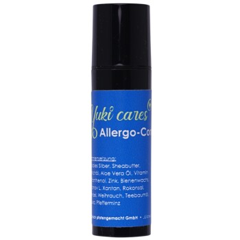 Eine blaue Flasche mit der Aufschrift "Yuki cares Allerg-o-Con" mit aufgeführten Inhaltsstoffen, darunter Aloe Vera Öl und Sheabutter, für Haustiere entwickelt.