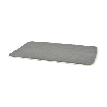 Tapis pour animaux gris avec une texture douce et pelucheuse et une bordure couleur crème, adapté pour les chiens ou les chats.