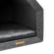 Ein gemütliches graues Haustierhaus mit einem weichen schwarzen Kissen innen, mit einem Lederetikett, das "rexproduct.com" liest.