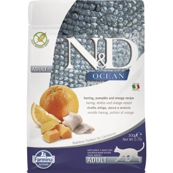 Huisdiervoedselpakket met "N&D Ocean" voor volwassen katten, met haring, pompoen en sinaasappelrecept met afbeeldingen van ingrediënten.