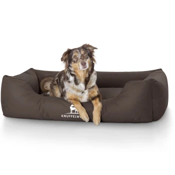Hundebett Finlay aus Nylongewebe braun XXXL Ein braunes Hundebett mit einem Hund, der darauf entspannt, mit dem Logo 'KNUFFELW', das prominent auf der Vorderseite angezeigt wird.