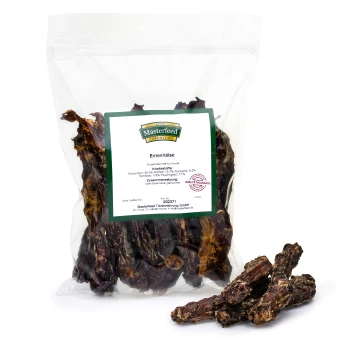 Eine durchsichtige Plastiktüte mit getrockneten Entenhälsen für Hunde, gekennzeichnet mit 'Entenhälse' von Masterfeed, mit Nährwertinformationen und Zutaten.
