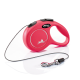 Eine leuchtend pinke, einziehbare Hundeleine mit einem schwarzen Griff und einem silbernen Clip, die ein Logo und ein dekoratives Design aufweist.