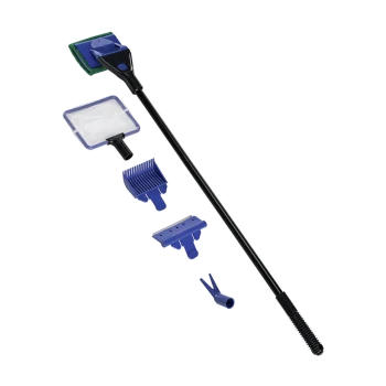Ensemble d'outils de toilettage pour animaux de compagnie avec un long manche et des accessoires interchangeables : un tampon de nettoyage, une pelle, un peigne et un râteau.