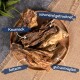 Getrocknete Hundekau-Snacks, die auf einem Holzbrett angeordnet sind, beschriftet mit "Kausnack", "schonend getrocknet", "fettarm" und "gut verträglich."
