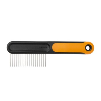 Fiskars Haustier-Pflegeharke mit schwarzem und orangefarbenem Griff, Metallstiften und 'FISKARS'-Logo.