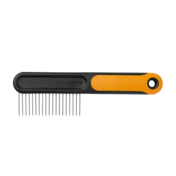 Fiskars Haustier-Pflegeharke mit schwarzem und orangefarbenem Griff, Metallstiften und 'FISKARS'-Logo.