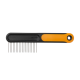 Fiskars Haustier-Pflegeharke mit schwarzem und orangefarbenem Griff, Metallstiften und 'FISKARS'-Logo.