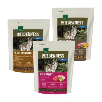 Drei Säcke "Wilderness" Hundefutter mit Wolfsmotiven: "Wide Savannah" (70% Fleisch), "Black Earth" und "Wild Valley" (60% Fleisch).