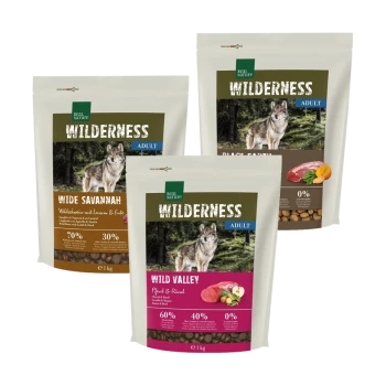 Drei Säcke "Wilderness" Hundefutter mit Wolfsmotiven: "Wide Savannah" (70% Fleisch), "Black Earth" und "Wild Valley" (60% Fleisch).