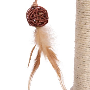 Katzenspielzeug mit einem geflochtenen Ball und weichen Federn, entworfen, um Haustiere zu beschäftigen und zu unterhalten.