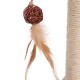Katzenspielzeug mit einem geflochtenen Ball und weichen Federn, entworfen, um Haustiere zu beschäftigen und zu unterhalten.