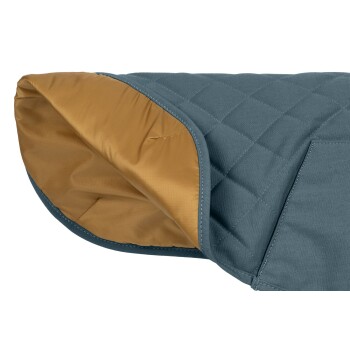 Eine Nahaufnahme einer Haustierjacke mit einem gesteppten Äußeren in Türkis und einem glatten goldenen Innenraum, die ihr stilvolles Design zeigt.