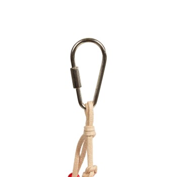 Ein Metallkarabinerhaken, der an einem beigen Lederband befestigt ist, zeigt ein einfaches Design, das für Haustierzubehör geeignet ist.