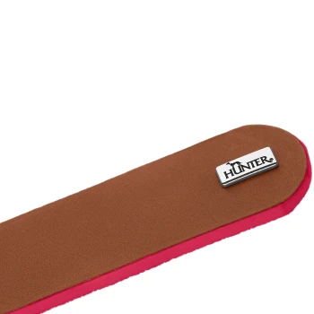Brauner Wildleder-Hundehalsbandriemen mit rosa Kante und metallener 'HUNTER'-Logoplatte.