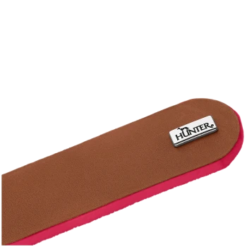 Brauner Wildleder-Hundehalsbandriemen mit rosa Kante und metallener 'HUNTER'-Logoplatte.