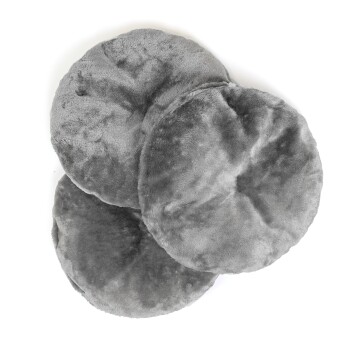 Drei weiche, runde, graue Haustierkissen, die übereinander gestapelt sind, mit einer plüschigen Textur und einer glatten Oberfläche.