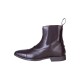 Braune Lederreitstiefel mit elastischen Seitenpaneelen und einer Zuglasche, vor einem weißen Hintergrund ausgestellt.
