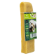 Hundekau stick verpackt mit einem Etikett, das '100% natürlich' besagt, fördert Stressabbau und Zahnpflege, mit einem Labrador auf Gras.